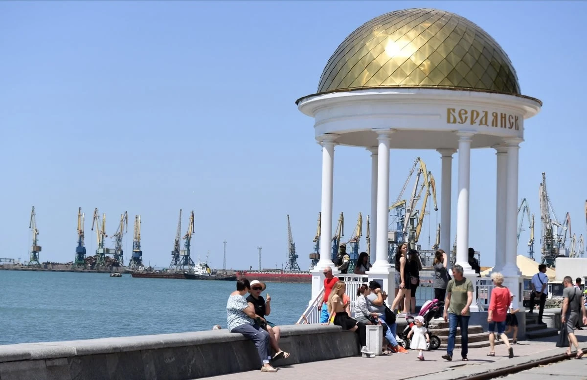 Окупанти залучають бізнес Бердянська до агітації за російську армію