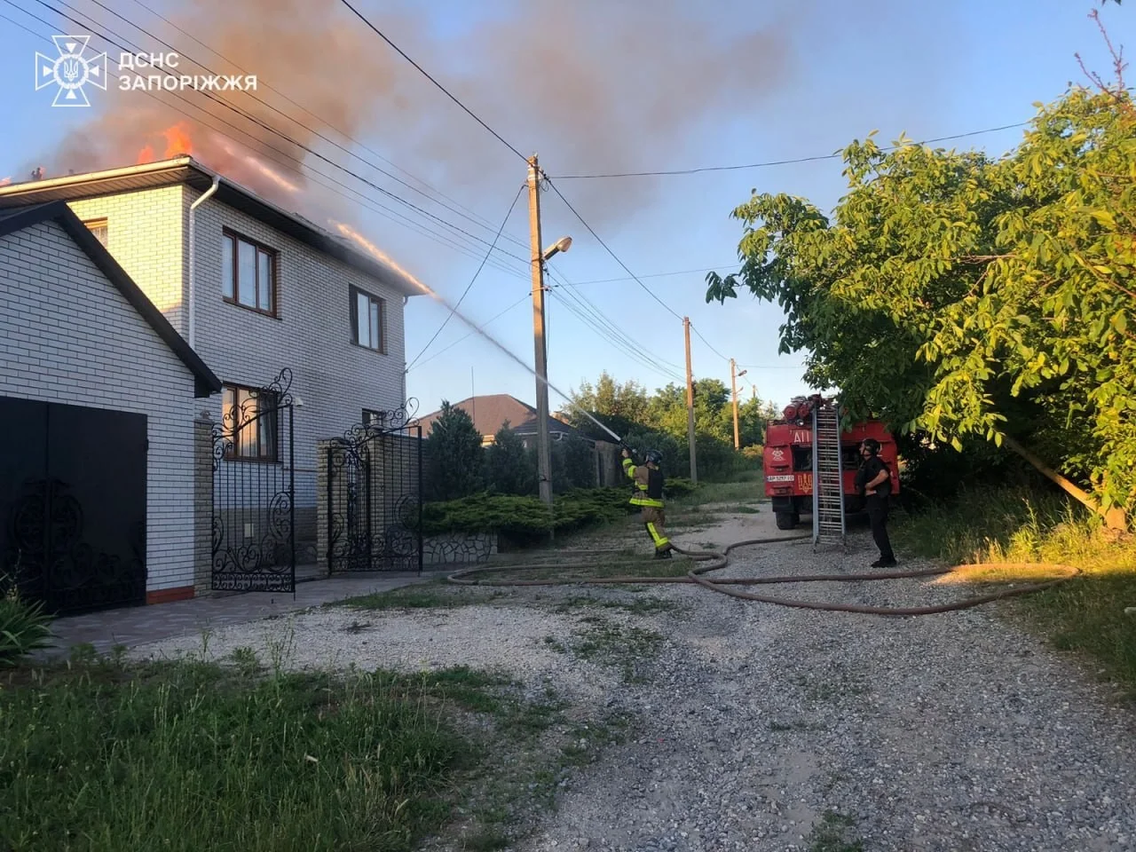 Масовані удари по Запорізькій області спричинили дев’ять пожеж у житловому секторі та призвели до жертв