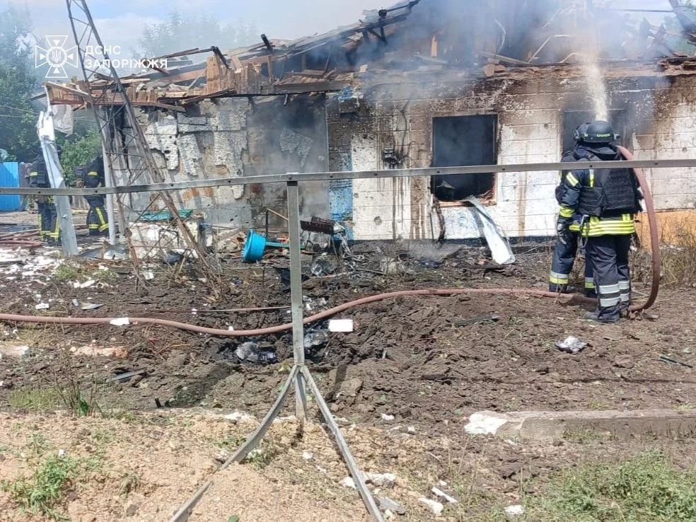 Масовані удари по Запорізькій області спричинили дев’ять пожеж у житловому секторі та призвели до жертв
